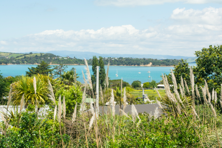 Unlimited sea views from family cottage Oneroa