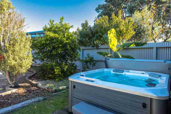 Driftwood Beach House Hot tub in the garden