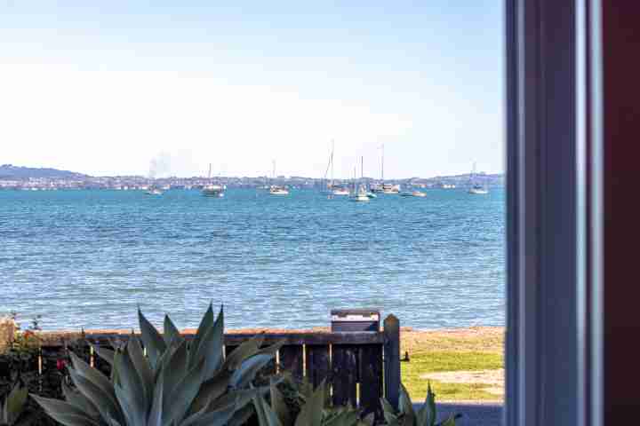 Driftwood Beach House Reach out and touch the ocean