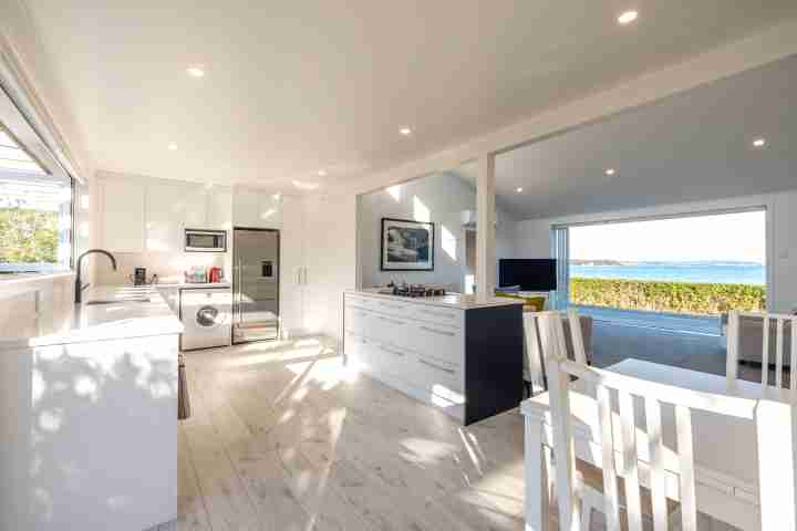 Driftwood Beach House open plan dining area