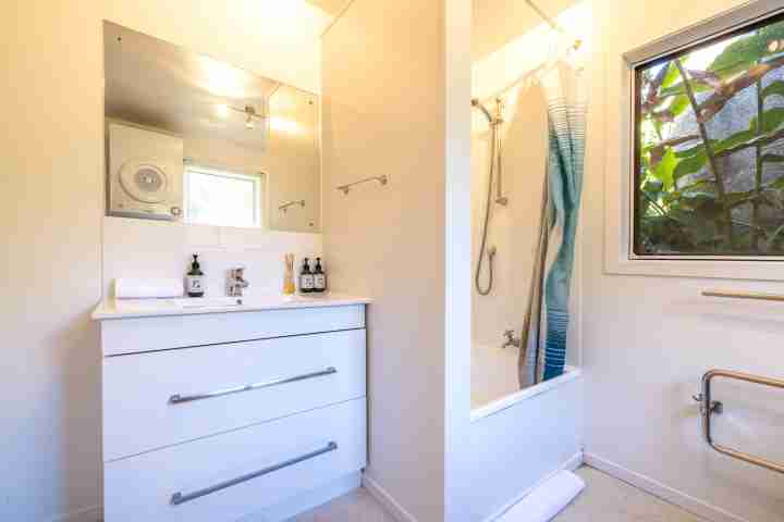 Drop Anchor at Enclosure Bay bathroom