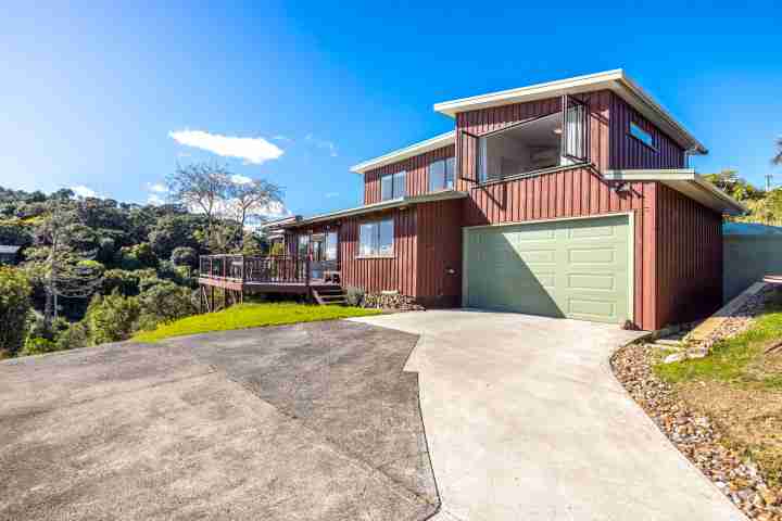 Enclosure Bay Views Front of house with driveway