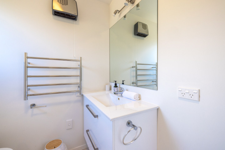 Enclosure Bay Views Master bathroom