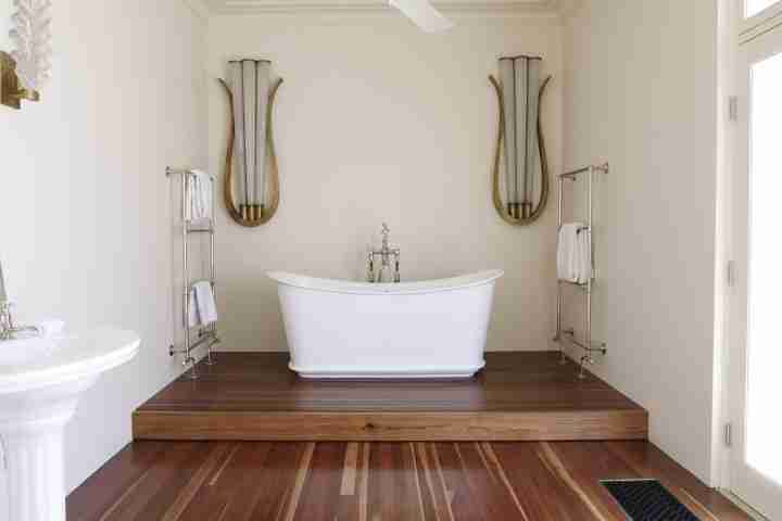 Gaelforce Large Indoor Bath with wooden floor