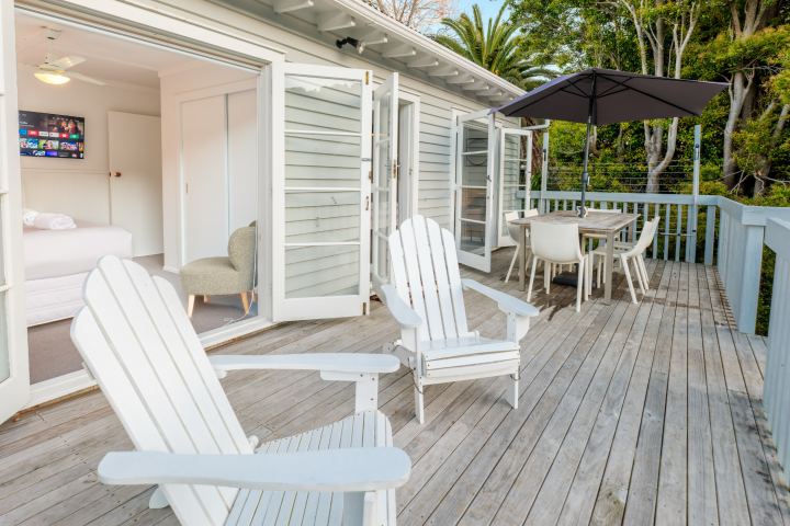 Huruhi Cottage Deck and outdoor dining