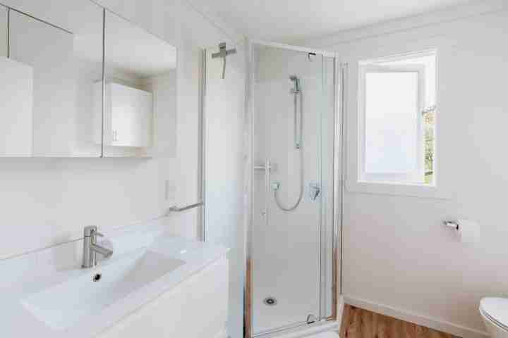 Huruhi Cottage Guest Bathroom v3