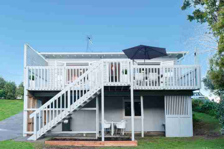 Huruhi Cottage Rear Exterior