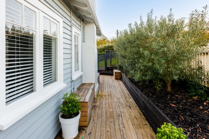 Huruhi Cottage Side Path