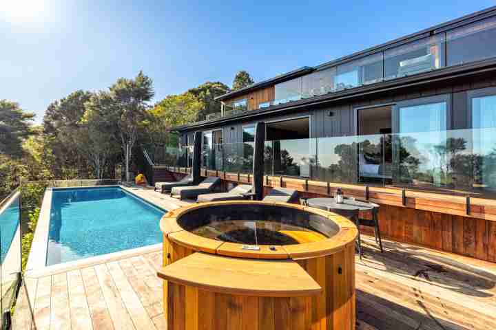 Kaitiaki Lodge Cedar hot tub2