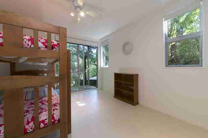 Kids bunk room with outdoor balcony in Waiheke Island native bush