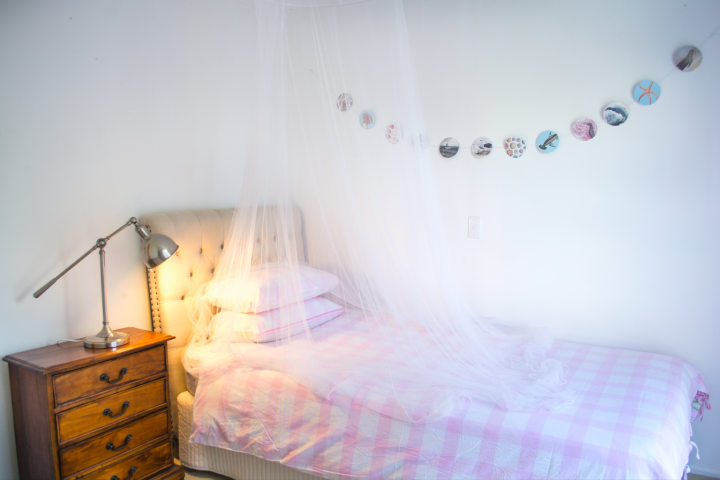 Children's single bedroom at Bell's Cottage Oneroa