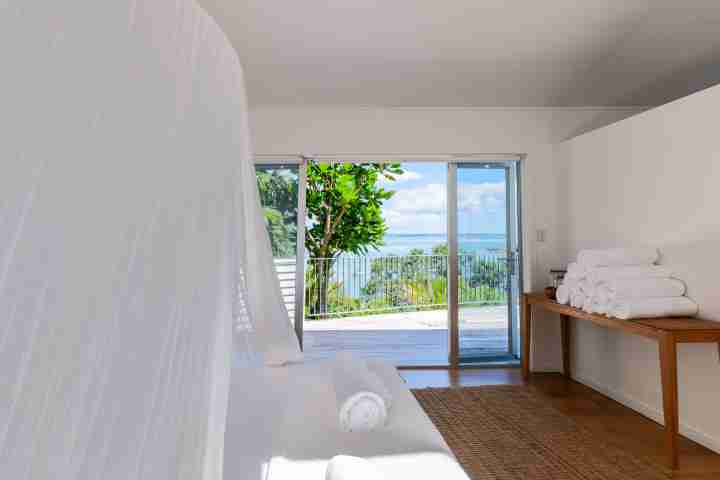 Koi Waiheke Master bedroom 2