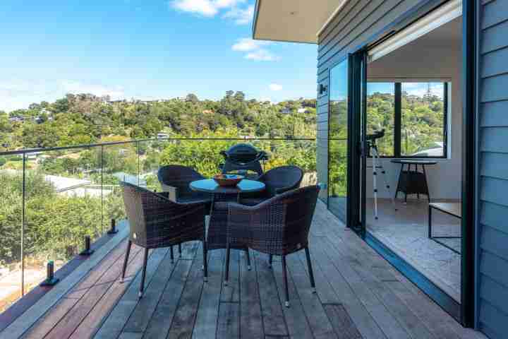 Luna Cottage Deck dining area2