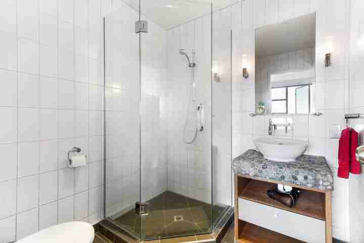 Master ensuite bathroom at beachfront apartment in Onetangi