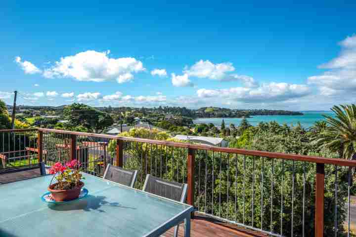 Moana Cottage Deck Dining Area3