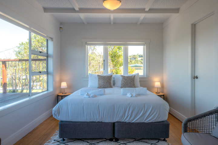 Moana Cottage King Bed2