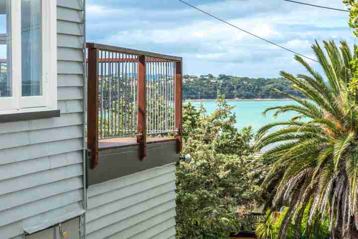 Moana Cottage Side of house looking to ocean2