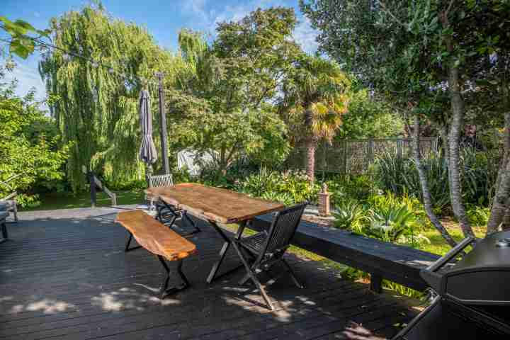 Oneroa Garden Retreat Outdoor dining