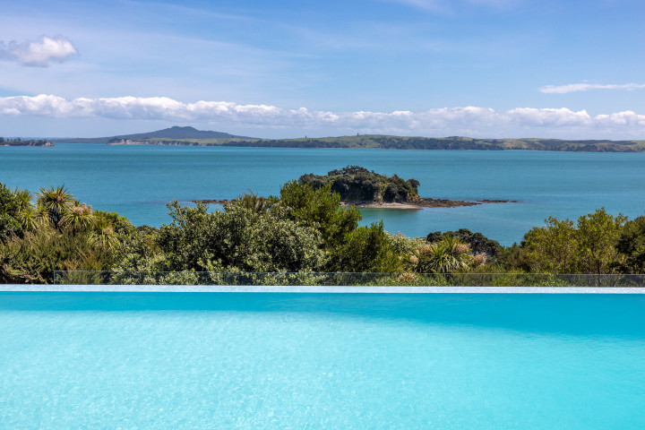 Te Rere Estate Infinity pool POV 5