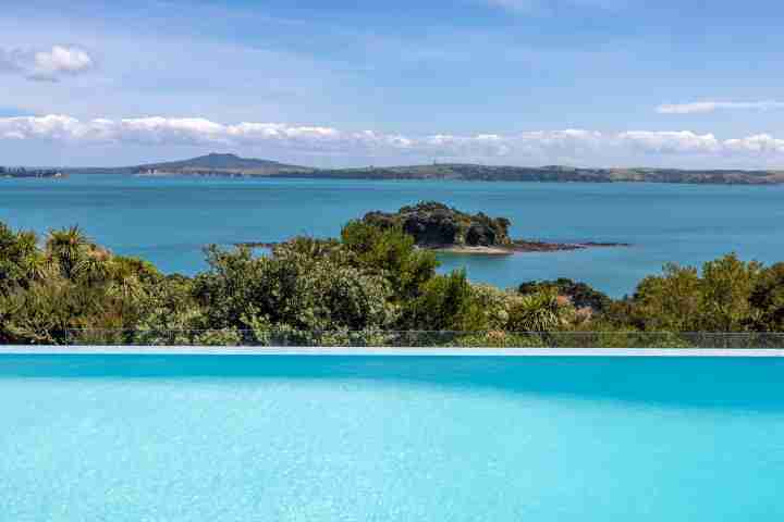 Te Rere Estate Infinity pool POV 5