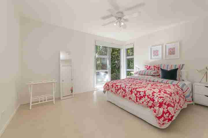 Light, spacious double bedroom in Ted's cottage overlooking New Zealand bush 