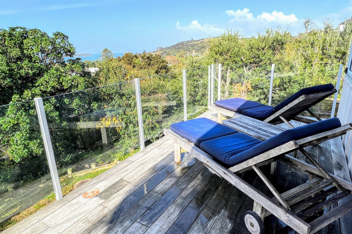 Tiri cottage Loungers on Deck