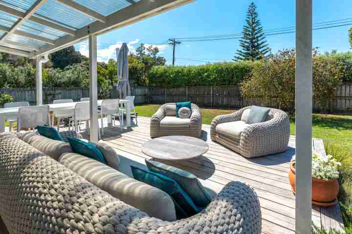 White Sands Cottage Deck Lounge and Dining