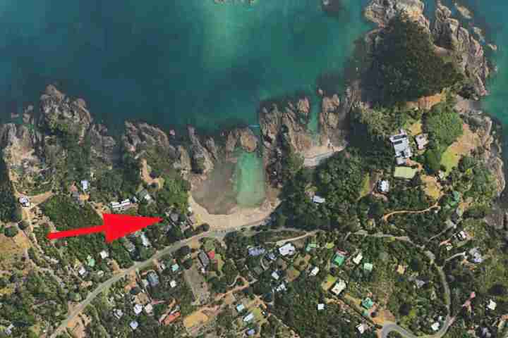 beachfront enclosure bay map google beachfront enclosure bay 01 waiheke island accomodation house flat apartment premium back views2