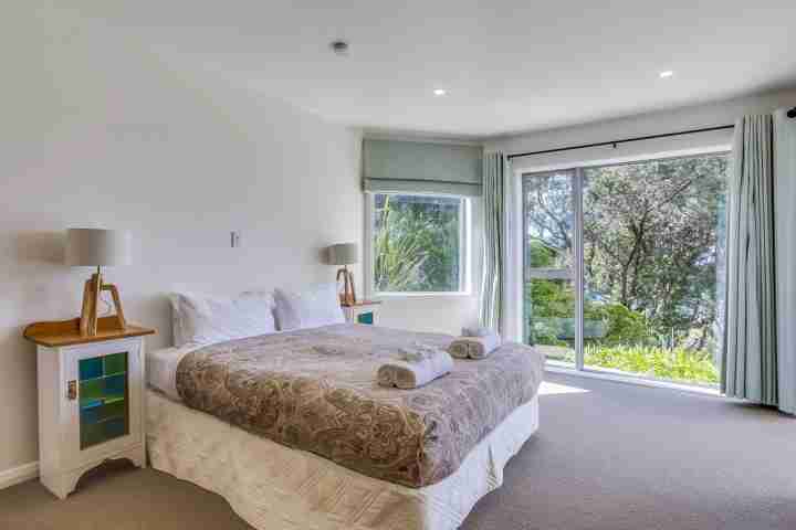 landscapegallery Absolute Beachfront Oneroa Bay Bedroom4